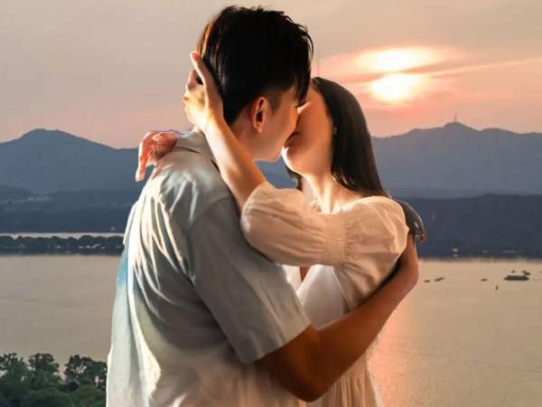 Mơ thấy hôn nhau đánh con gì may mắn?