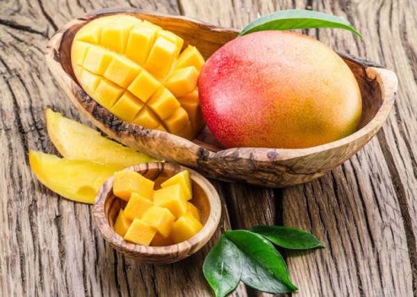 Nhìn thấy người khác cho mình quả xoài